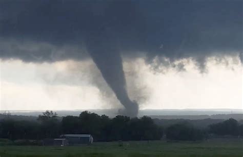 tornadoes today near oklahoma